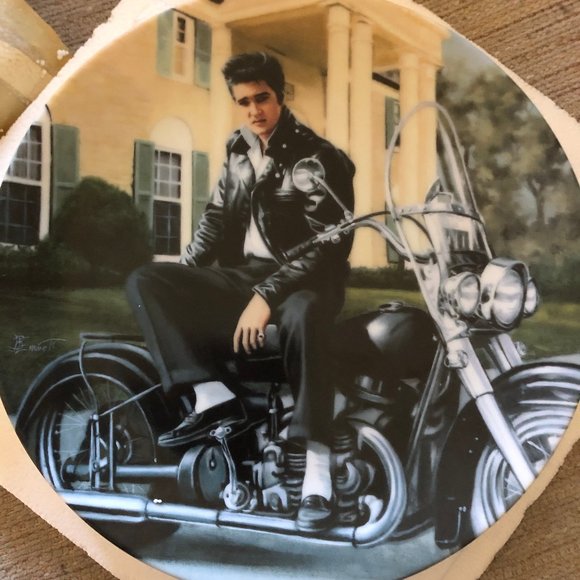 ELVIS PRESLEY COLLECTOR PLATES - SET OF 8 - Picture 2 of 8